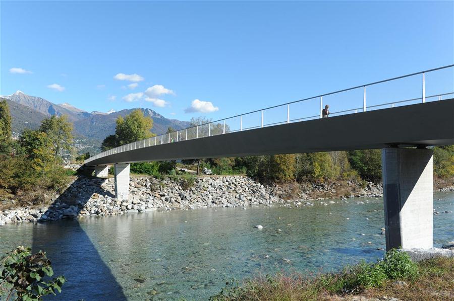Passerella sul fiume Maggia
